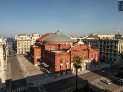 E infine il Teatro Petruzzelli, ricoperto dall�inconfondibile cupola il cui color grigio contrasta con il rosso amaranto del politeama...
